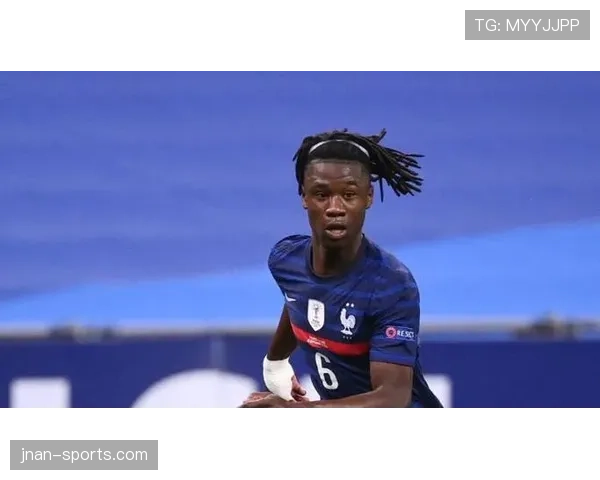 卡马文加的战术适应性如何支撑其全能中场角色？